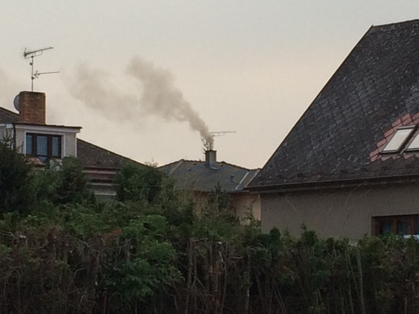 Takto kouřící komín by jste již po 1.9.2022 neměli nikde v ČR vidět.